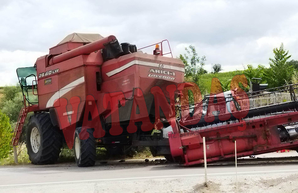 Kamyonet  Biçerdövere  Çarptı: 1 Yaralı