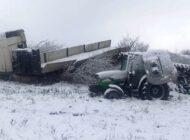 Traktör yüklü tır Yoldan Çıkarak Kaza Yaptı