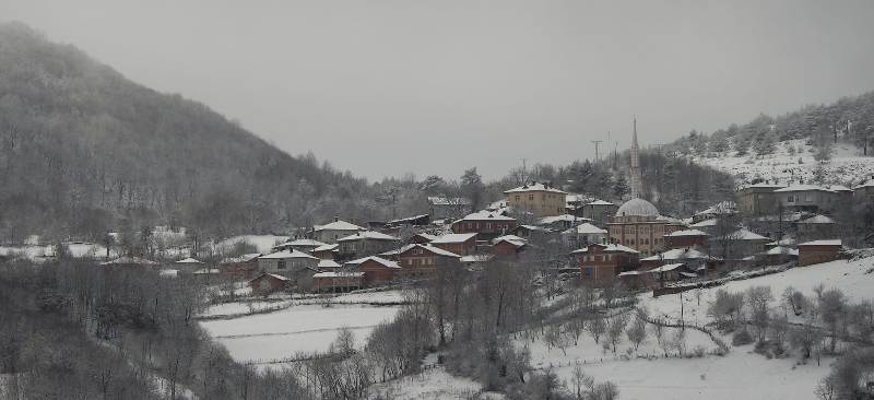 Vezirköprü’nün yükseklerinde kar etkili oldu