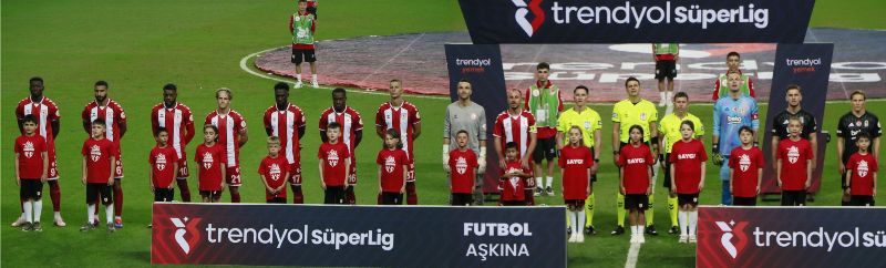 Y.Samsunspor – Beşiktaş maçına oyuncular Gömlekhisar İlkokulu Ortaokulu Öğrencileri ile çıktı..