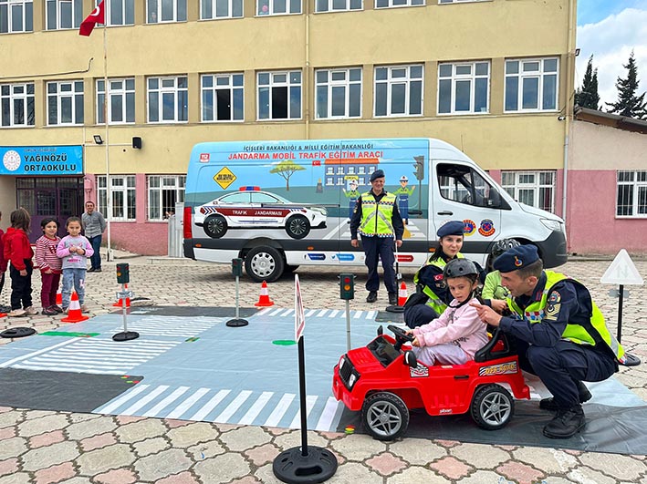 Jandarma Trafik Mobil eğitim verdi