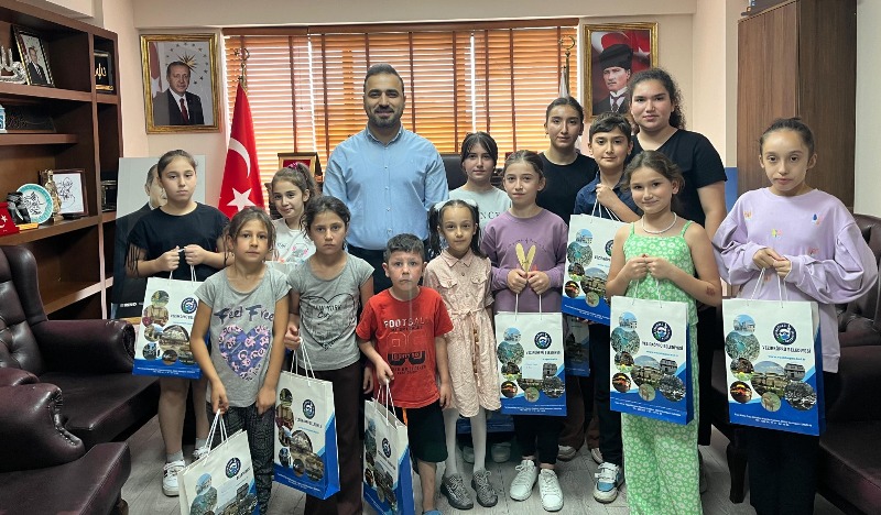 Miniklere İlk Hediye Başkan Gül’den