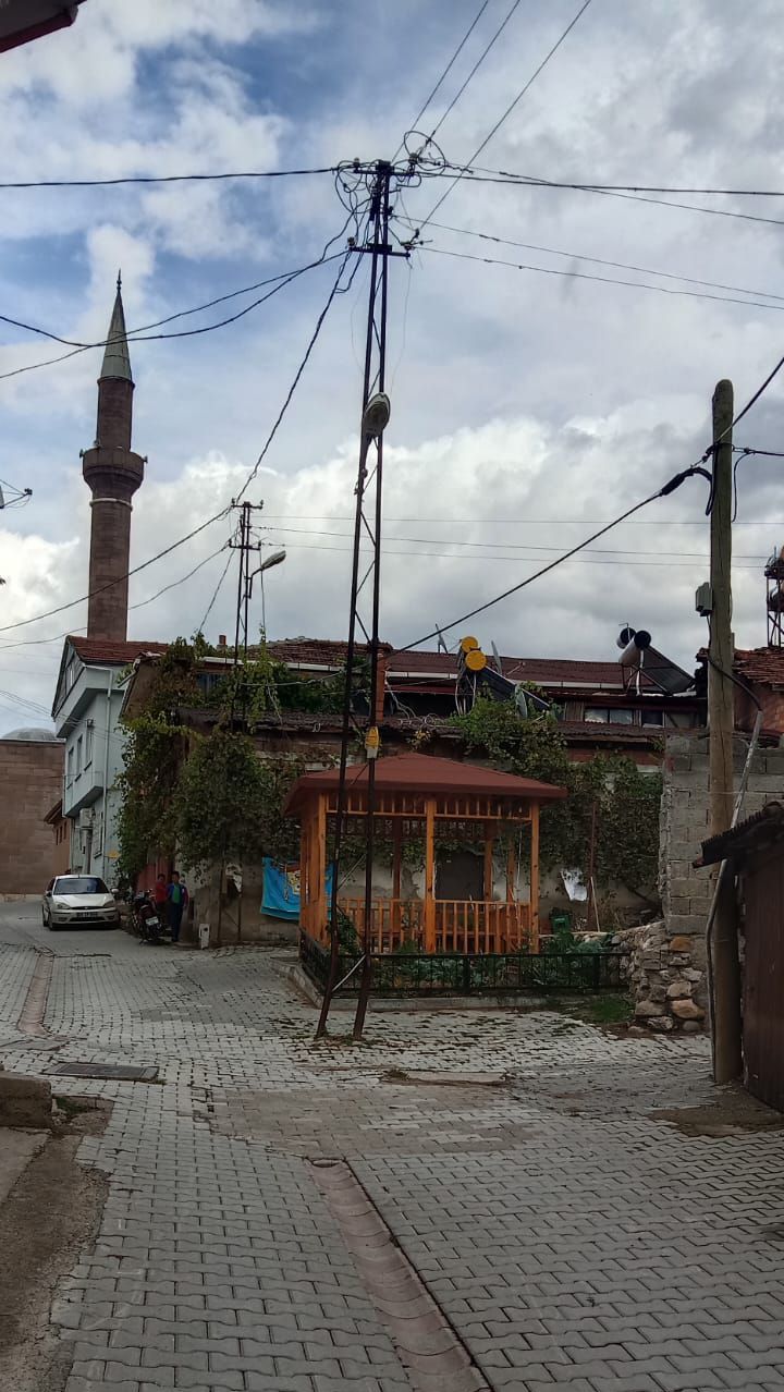 Mehmet Paşa Mahallesi’ndeki elektrik direği neden taşınmıyor?