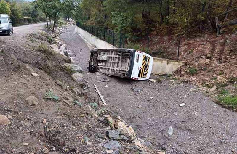 Öğrenci servisi kaza yaptı: 9 yaralı