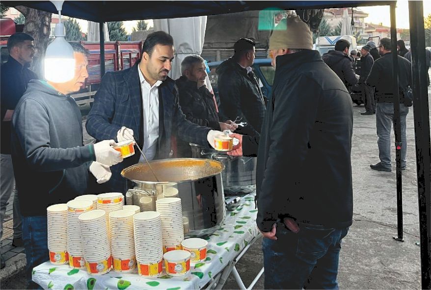 Başkan Gül, pazarda çorba dağıttı