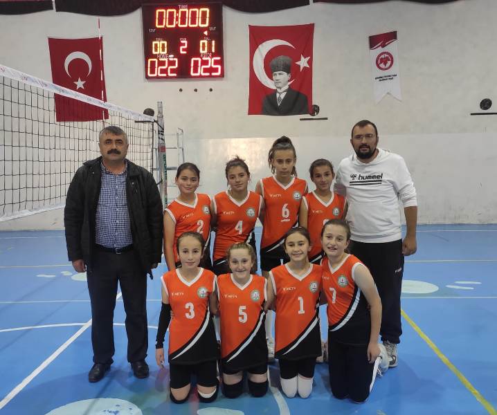 Küçük Kız Voleybol Takımından İlçe 1.liği