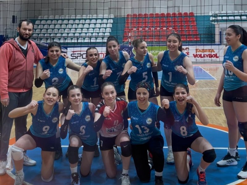 Vezirköprü Voleybol takımları, yaptıkları karşılaşmalarda fırtına gibi esiyor..